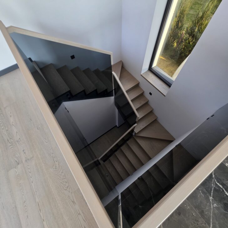 Ąžuolo laiptai su trėklu