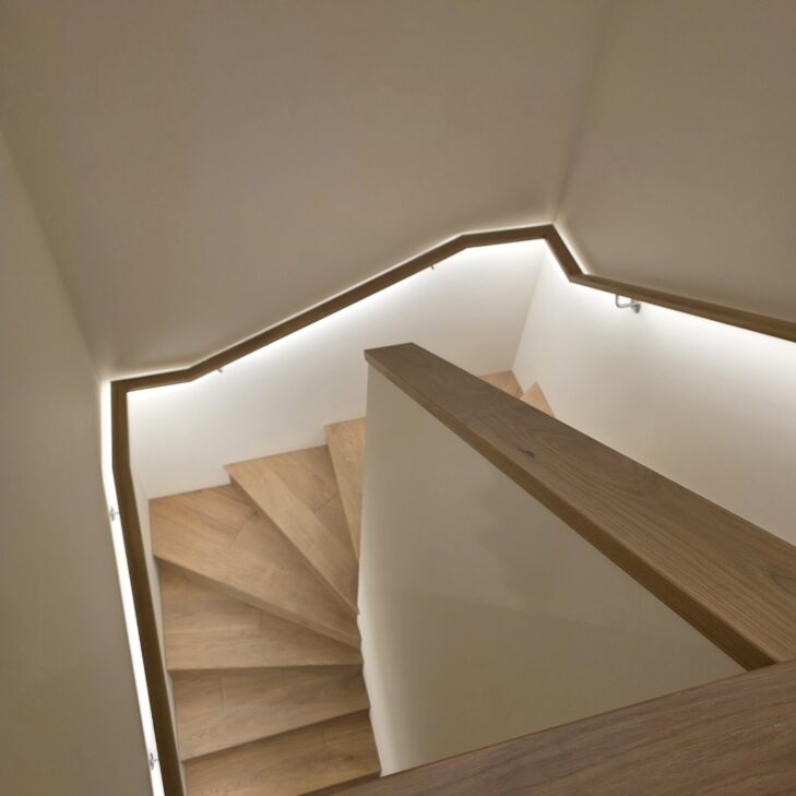 Ąžuolo laiptų pakopos ir porankis su led apšvietimu 